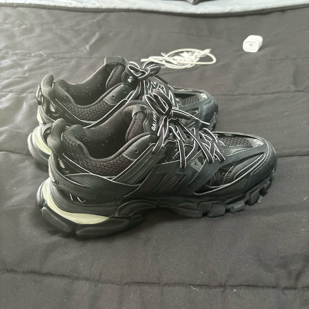 Used balenciaga tracks size 40 men’s.Have the receipt as well as og box (OFFERS)